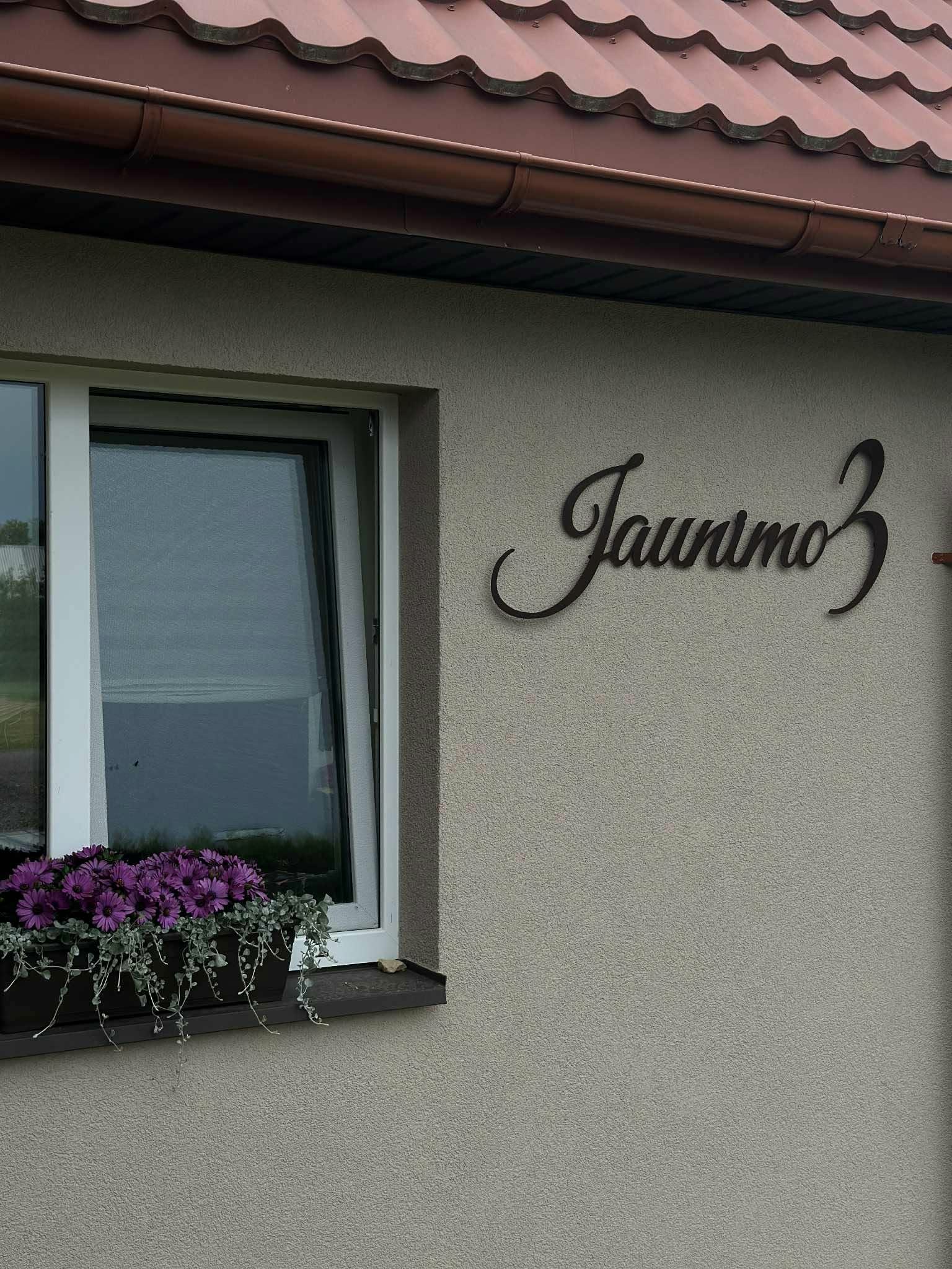 Kalti vartai su klasikiniais ornamentais ir auksiniais akcentais – meninė kalvystė