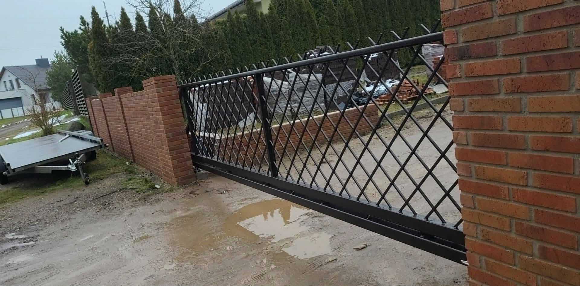 Rankomis kaltas metalo dekoras – kūrybinė kalvystė Lietuvoje