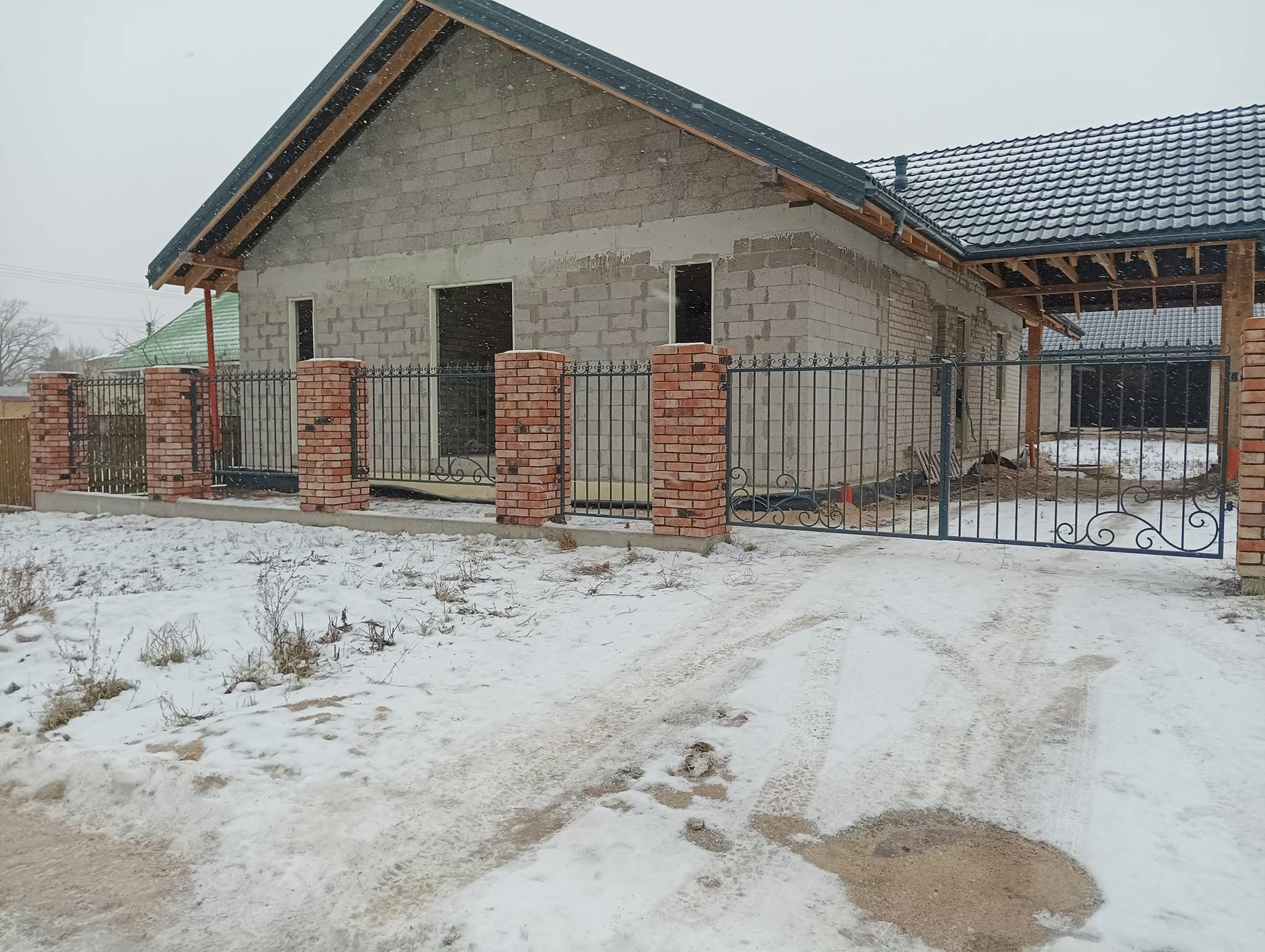 Maži kalti varteliai prie namo – individualus kalvystės užsakymas